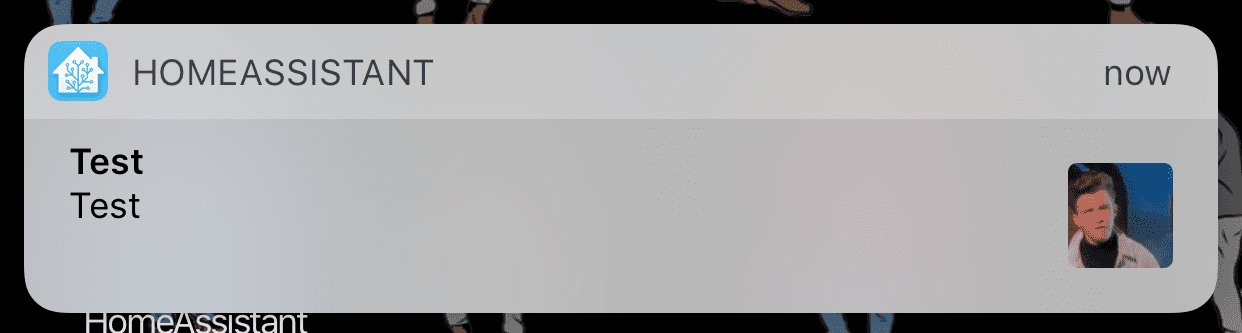 未展开的推送通知附带附件。