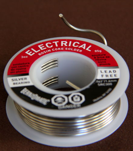 从 <https://commons.wikimedia.org/wiki/File:Rosin_core_solder.JPG>